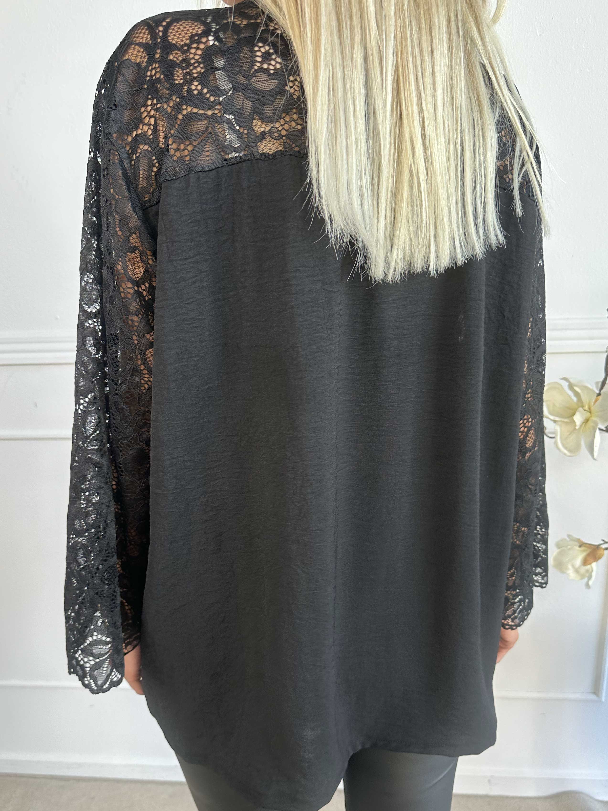 California - Sød tunika med blondeærmer